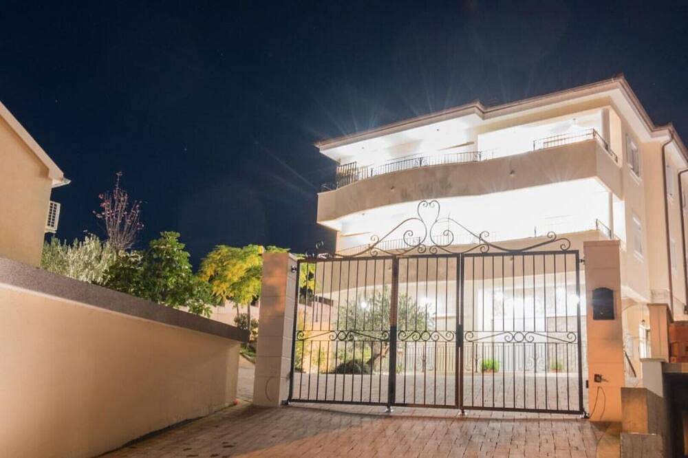 Geheel appartement, The Residence - apt. Lavander in Bilice, Šibenik-Knin