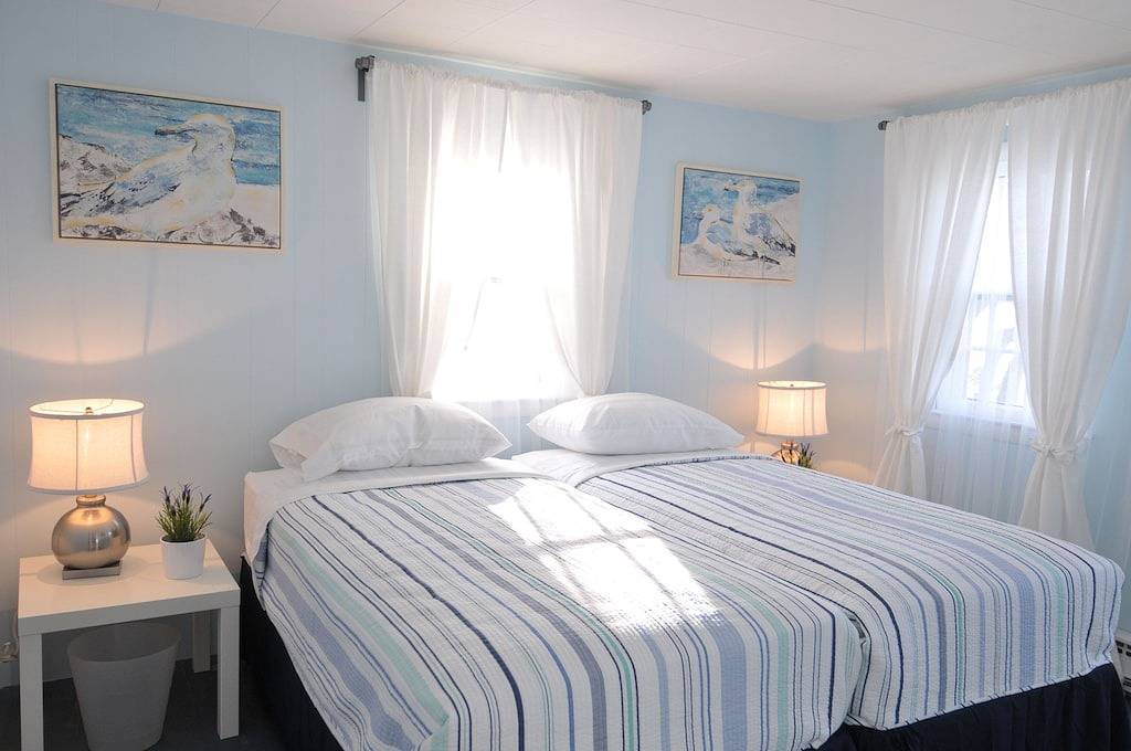 Cape-Code Waterfront Cottage in Dennis Port, Dennis