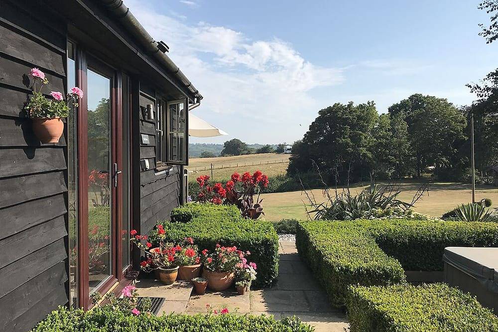 A luxurious self-catering retreat for two, complete with indoor pool & hot tub. in East Sussex