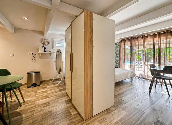 Gîte pour 2 personnes, avec jardin ainsi que piscine et terrasse, animaux acceptés à Portes-lès-Valence - 4