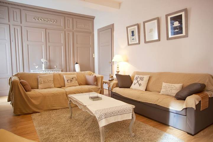 Gîte pour 8 personnes, avec Terrasse à Thizy-les-Bourgs