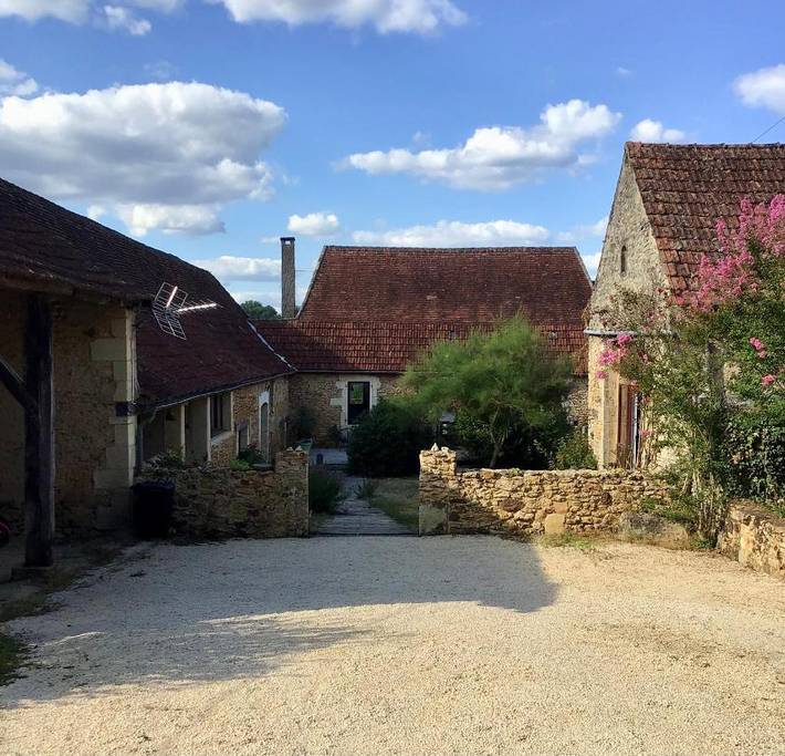 Location de vacances pour 8 personnes, avec piscine et jardin à Saint-Avit-de-Vialard