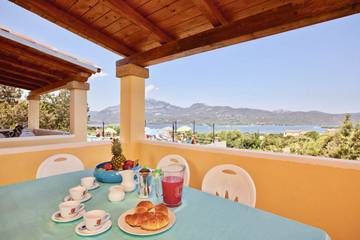 Gîte pour 2 personnes, avec balcon/terrasse ainsi que piscine et vue sur l’océan à Porto Rotondo