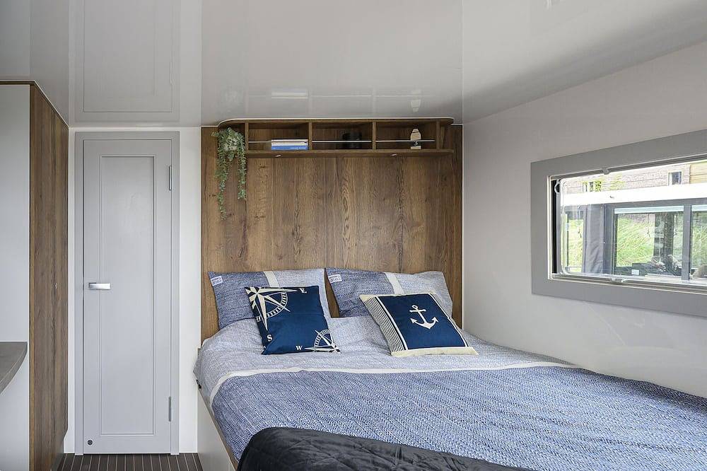 Olav cozy houseboat close to the beach and restaurants by Weltevreden Experience in Zeewolde, Flevoland