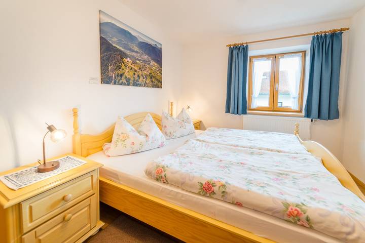 Schmuckhof - Familienzimmer Staufenblick, 58 qm, Süd-Ost-Balkon, Wlan in Siegsdorf, Bayerische Alpen