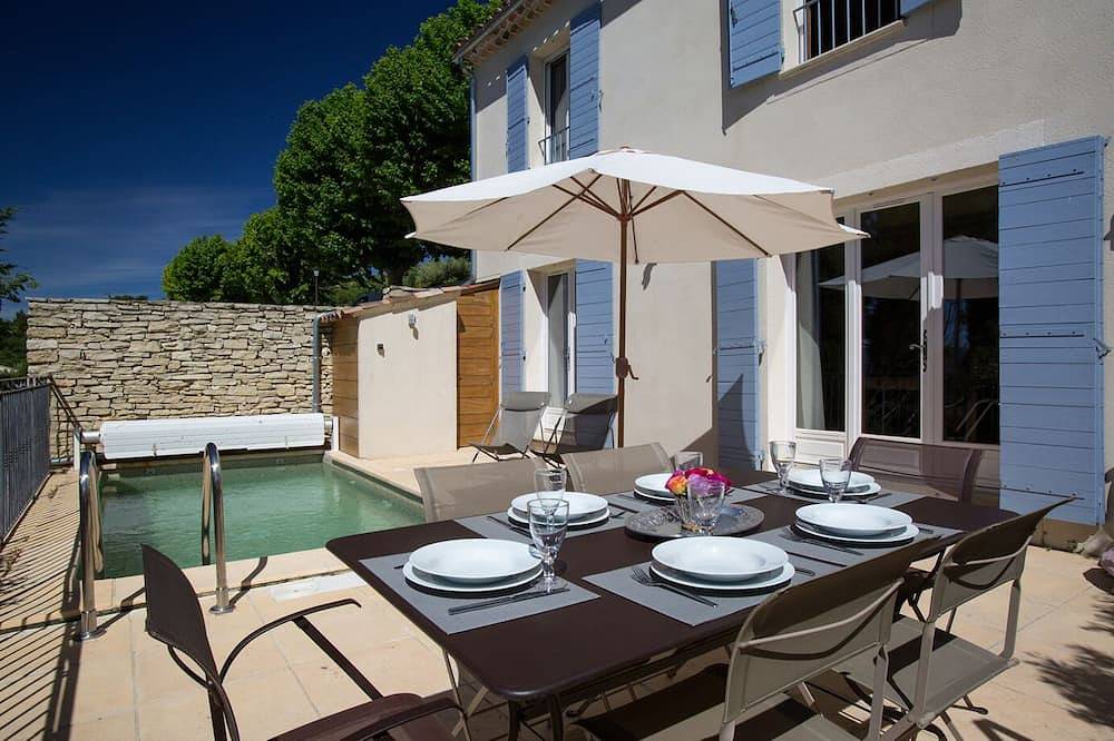 Dorfhaus mit Privatpool und Panoramablick auf die Berge des Luberon, Ruhe. in Joucas, Regionaler Naturpark Luberon