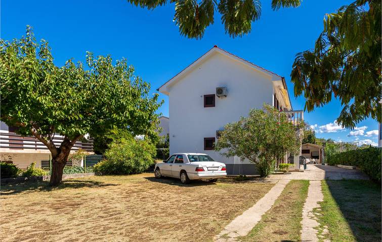 Ganze Ferienwohnung, Malerisches Apartment, 2 km vom Strand Vela Plaža entfernt, mit WLAN und Terrasse in Baska, Krk
