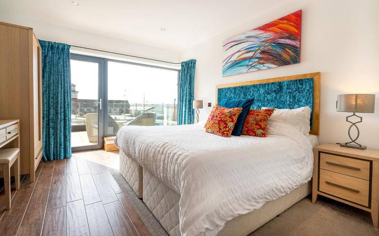 Holiday letting for 12 people, with Hot tub and Terrace as well as Garden and View in Portrush