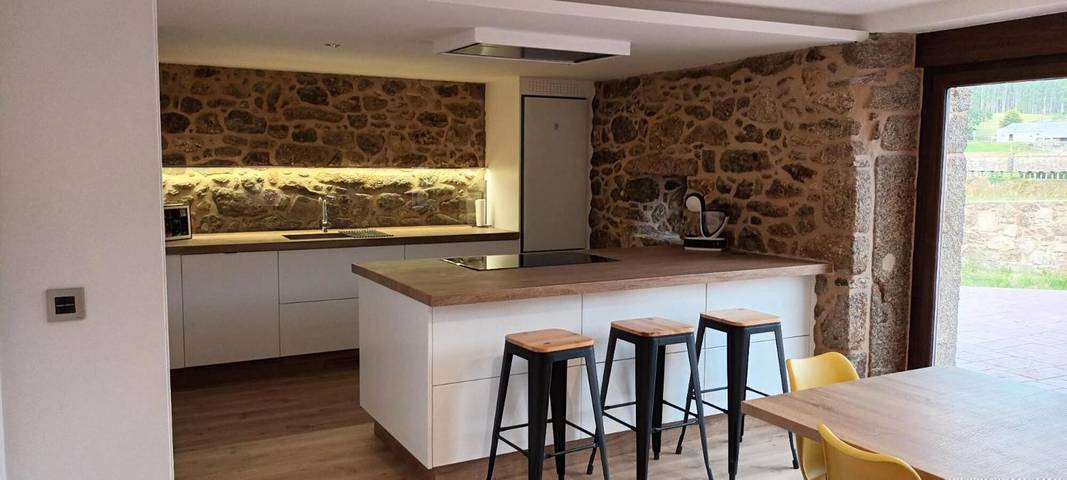 Ferienhaus 'Mar Do Val' mit Bergblick und Wlan in Muxía, Costa da Morte