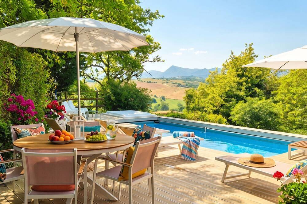 Romantica Villa La Chiesetta- Borgo Canapegna con piscina e Jacuzzi privata in Fabriano, Provincia di Ancona