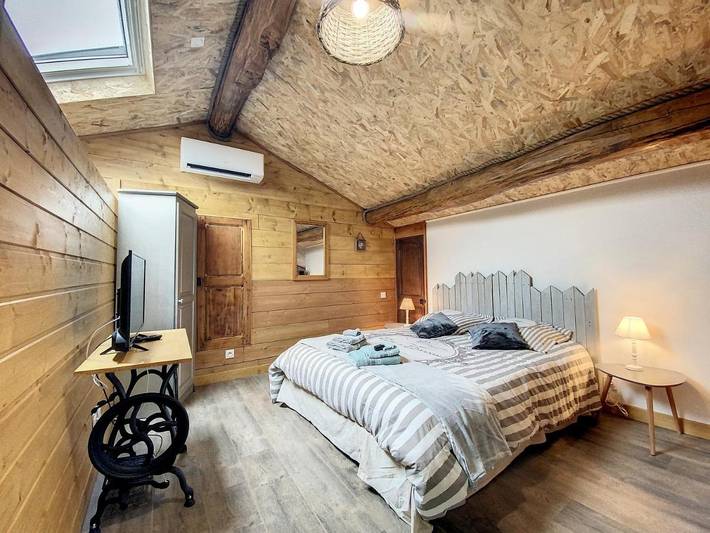 Chambre d’hôte pour 5 personnes, avec Terrasse ainsi que Jardin et Piscine