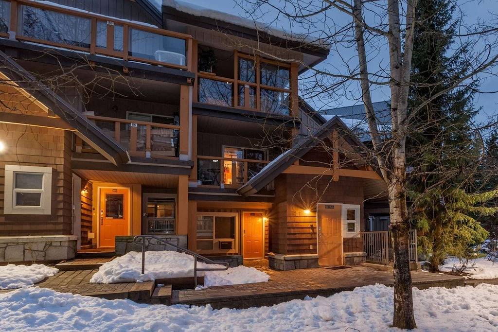 Brandneue Auflistung - Glacier Erreichen Sie Schönheit mit privatem Whirlpool, gegenüber von Village! in Whistler, Whistler Blackcomb