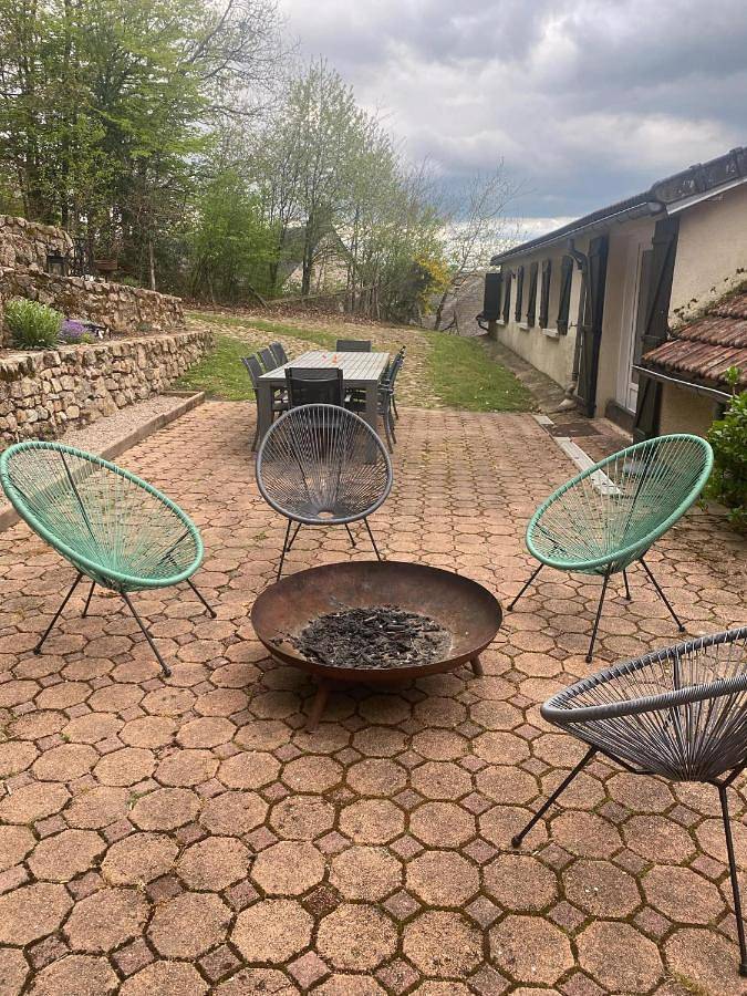 Location de vacances pour 8 personnes, avec Terrasse ainsi que Jardin et Vue à Dun-les-Places