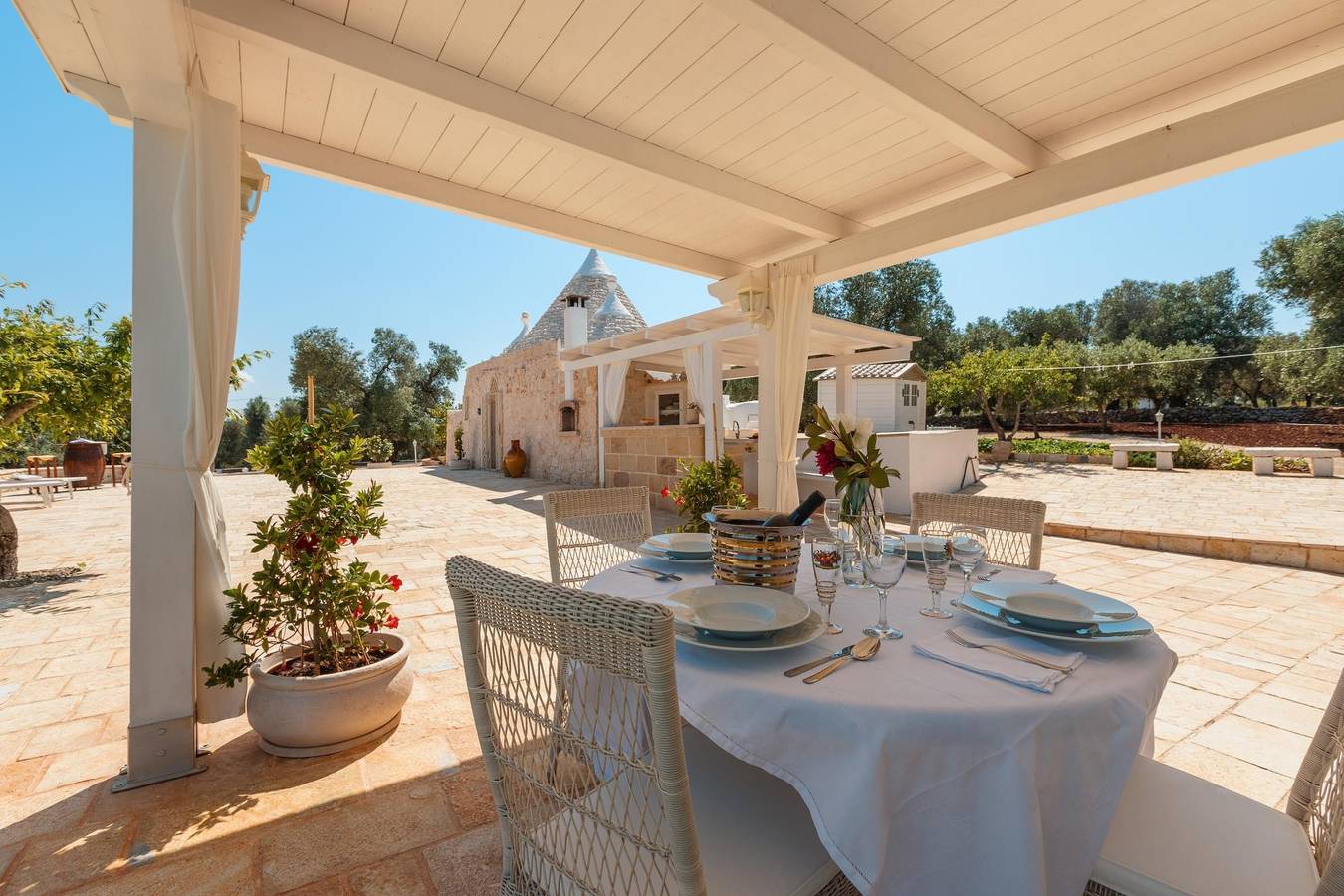 Traditionelles Ferienhaus Trullo Milù mit Pool in San Michele Salentino, Salento