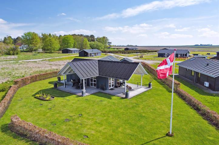 Feriehus for 13 personer, med terrasse og hage i Djursland