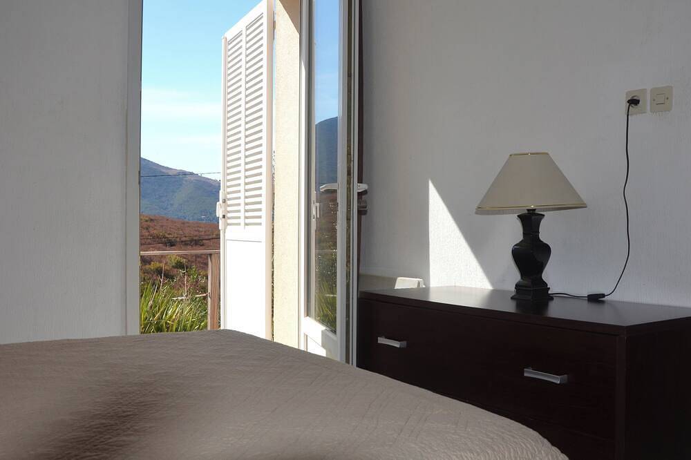 Appartement entier, Près Ajaccio en pleine campagne Plaine de Peri : appartement rez de jardin villa in Peri, Région d'Ajaccio