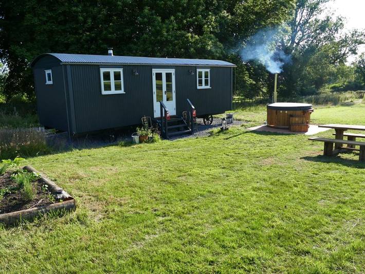 Glamping for 2 people, with garden and hot tub in Carmarthenshire