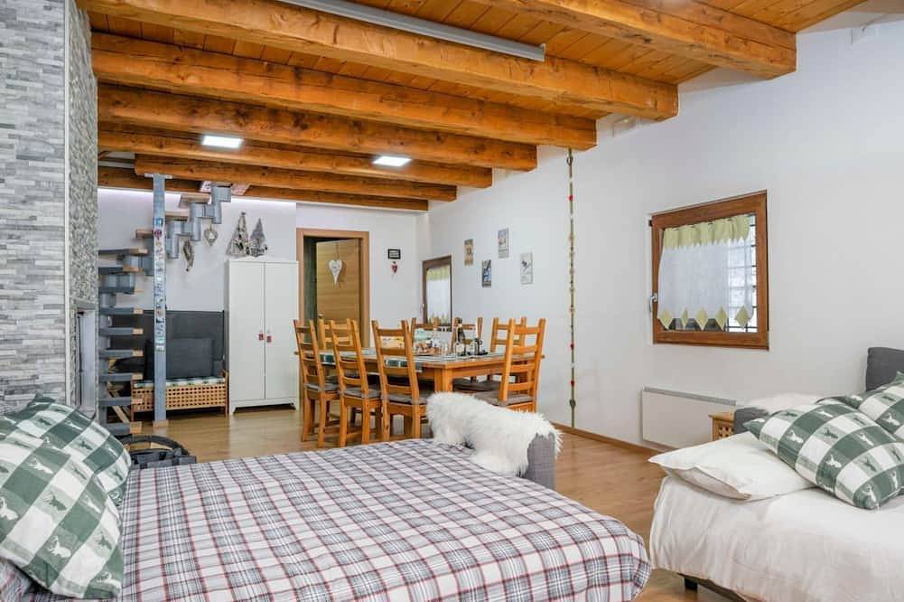 Guesthost - A large and charming renovated chalet with a private entrance, measuring 145 square meters, perfect for 10 people.The property, located in a quiet and private location, is surrounded by woods yet only 800 meters from the ski slopes and bike p in Tarvisio, Provincia d'Udine