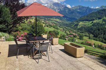 Gîte pour 4 personnes, avec jacuzzi et terrasse, animaux acceptés à Manigod