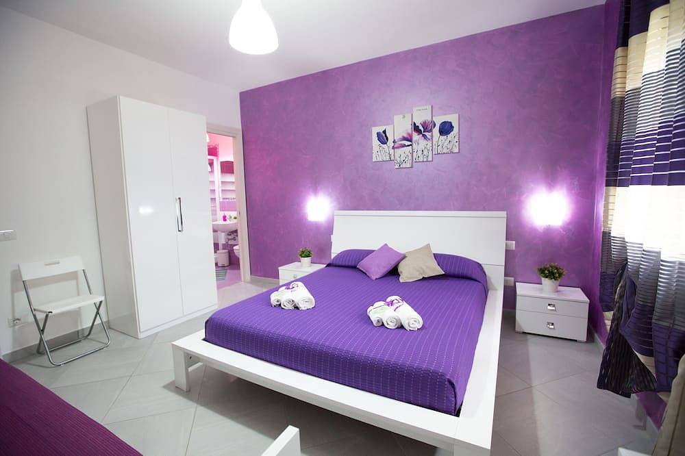Triple room with mountain view and window in Cefalù, Cefalù (Município)