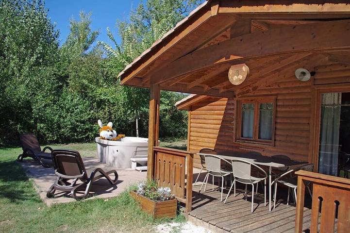Gîte pour 5 personnes, avec Jacuzzi et Terrasse ainsi que Jardin et Piscine à Martres-Tolosane