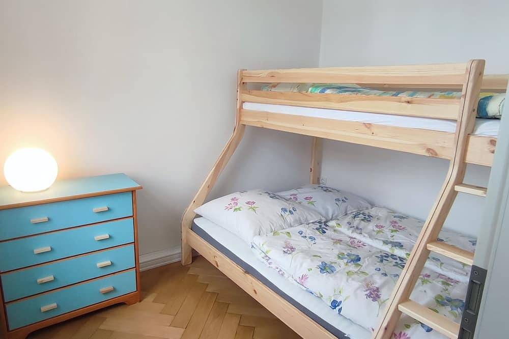 Ganze Wohnung, Helle und große Ferienwohnung mit zwei Schlafzimmern und Parkplatz in Quedlinburg, Harzvorland