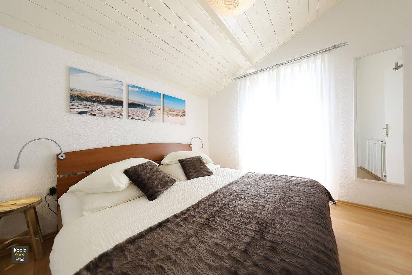 Ganze Ferienwohnung, Komfortable Ferienwohnung mit großem Balkon, direkt am Meer gelegen in Vir