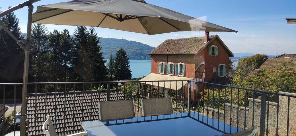Ferienhaus für 4 Personen, mit Balkon und Terrasse sowie Garten und Seeblick