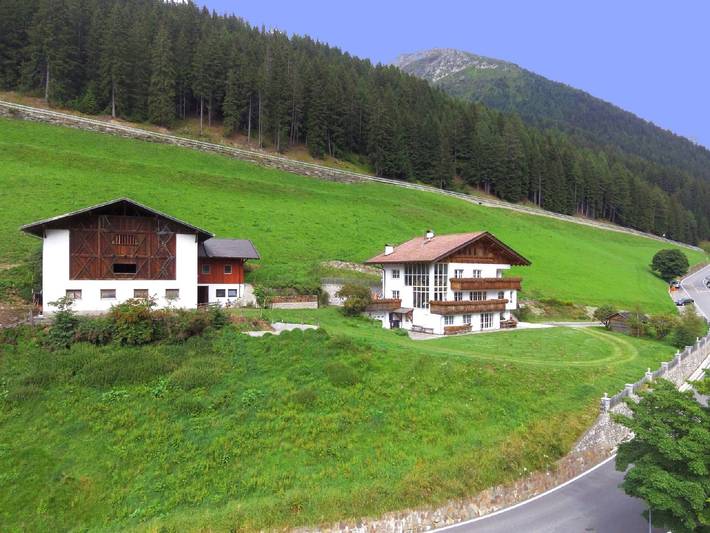 Apartamento entero, Apartamento 'Tscharfhof' con vistas a la montaña y terraza privada in Walten, San Leonardo in Passiria