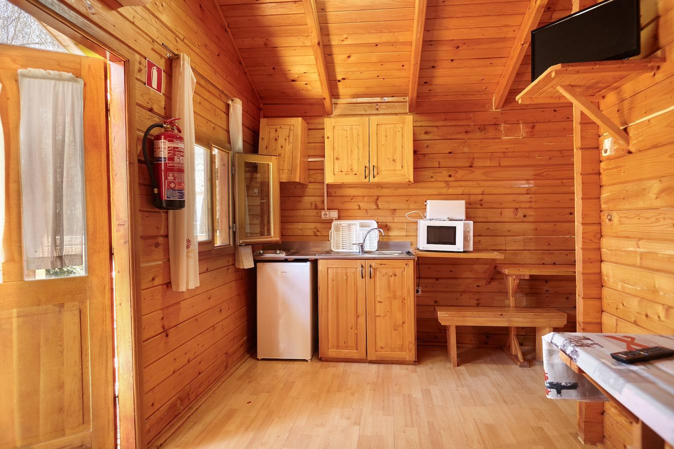 Landhaus 'Cabaña De Madera 5' mit Bergblick, Gemeinschaftspool und Klimaanlage in El Tranco, Hornos