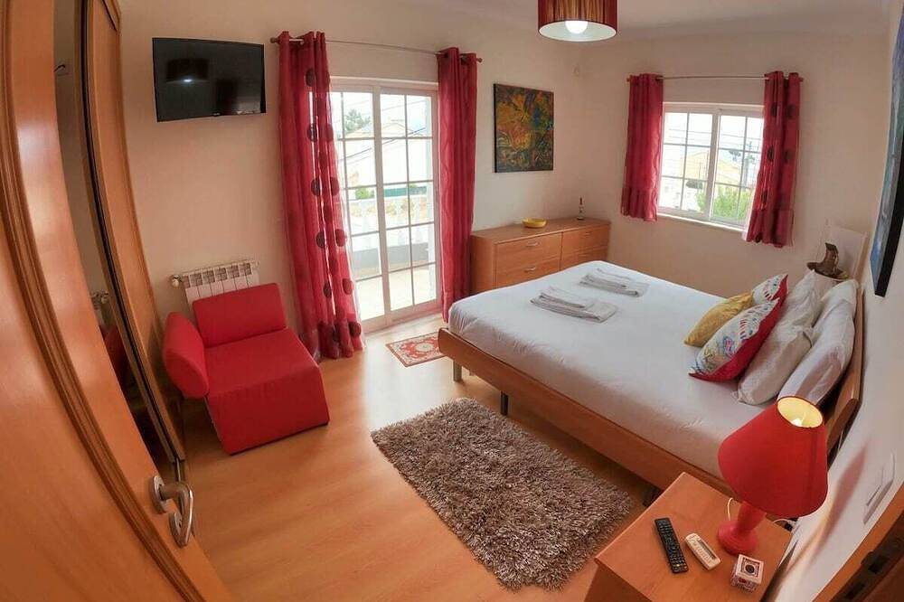 Ganze Wohnung, Marisol, wonderfull T4 duplex w/ pool & garden, Caparica, Almada, Lisbon in Aroeira, Corroios