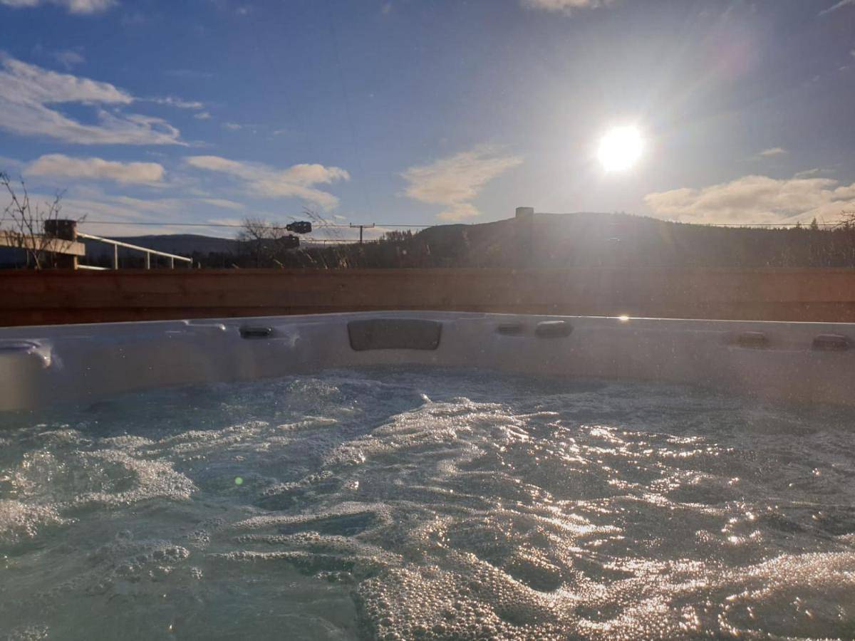 Alba - Charming boutique forest view cabin with hot tub in Ballater in Ballater, Cairngorms National Park