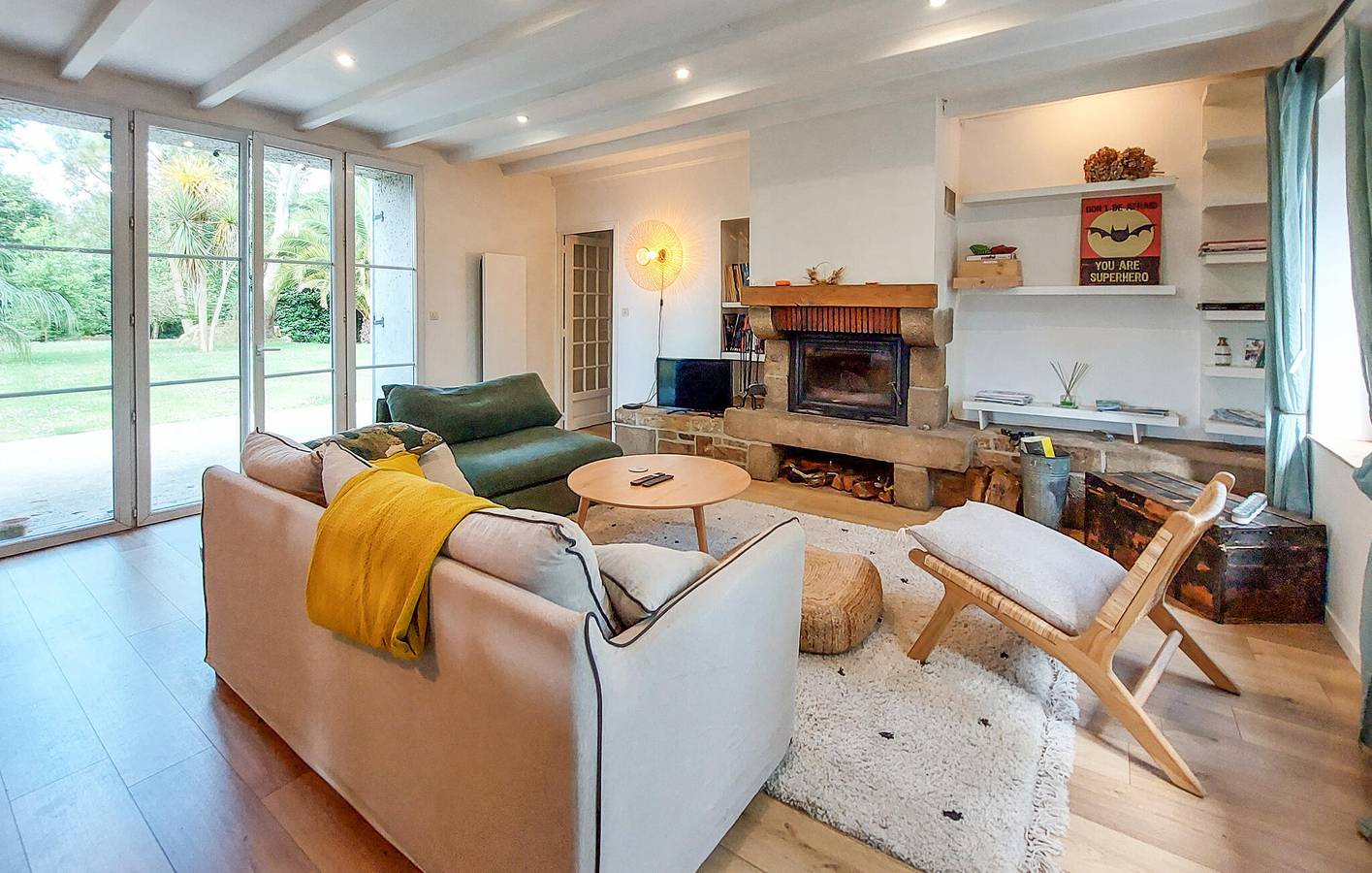 Appartement ensoleillé au bord de la piscine avec parking et jardin in Ploubezre, Ceinture Dorée