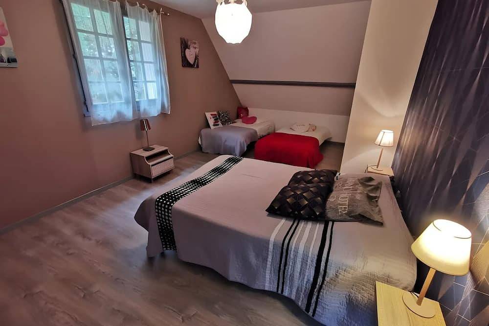 Chambre d'hôtes « Chambre Quadruple » avec piscine partagée, terrasse et Wi-Fi in Chitenay, Sologne