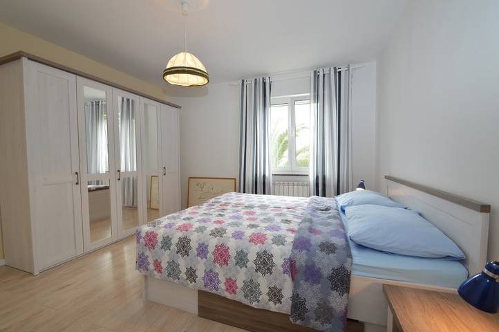 Ganze Wohnung, Apartment Ana 1 in Mali Lošinj, 100 m vom Strand Zagazinjine und 500 m vom Stadtzentrum entfernt. Die Wohnung verfügt über zwei Schlafzimmer, eine Küche, ein Wohnzimmer, ein Badezimmer, einen großen Garten mit Terrasse und Grill sowie einen gesicherten Parkplatz vor dem Haus. in Mali Lošinj, Lošinj (Kvarner Bucht)