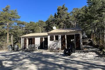 Gîte pour 6 personnes, avec jardin ainsi que jacuzzi et terrasse à Valderoure