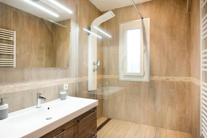 Location de vacances pour 8 personnes, avec jardin ainsi que terrasse et piscine à Saint-Médard-en-Jalles - 2