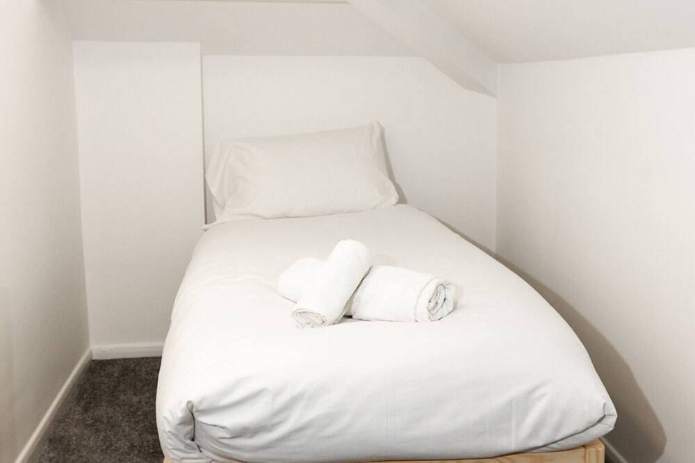 Cosy Large Ensuite Room in the Heart of Oldham in Greater Manchester