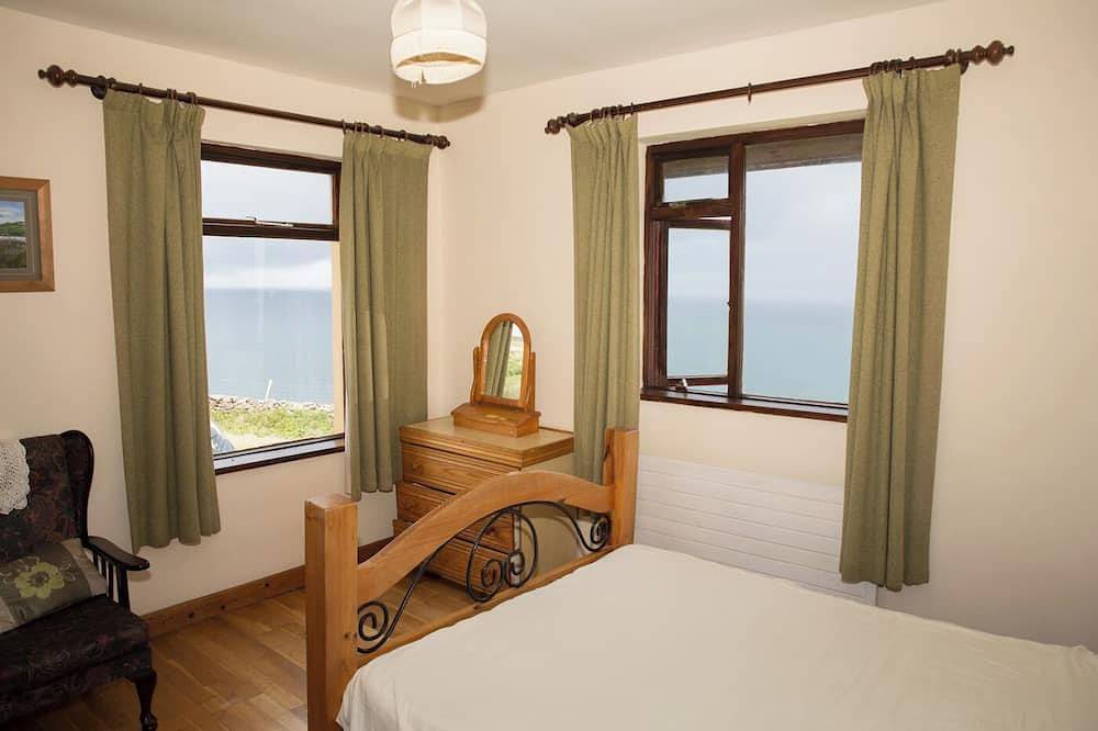 Cottage on Brandon Point on the Dingle Peninsula with sea and mountain views. in Brandon ED, Dingle Halbinsel