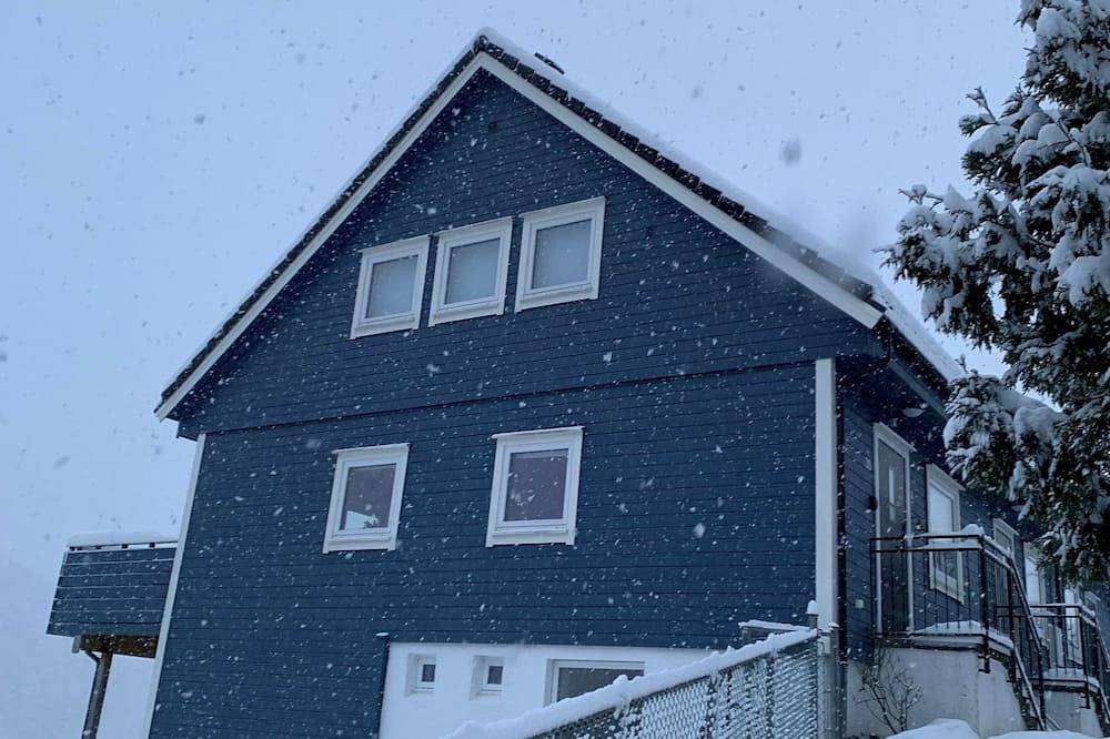 Cosy house with sunny balcony, mountains and fjord view! in Årstad, Bergen