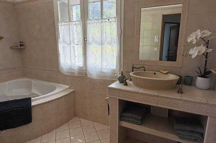 Location de vacances pour 2 personnes, avec piscine et jardin à Bilieu - 4