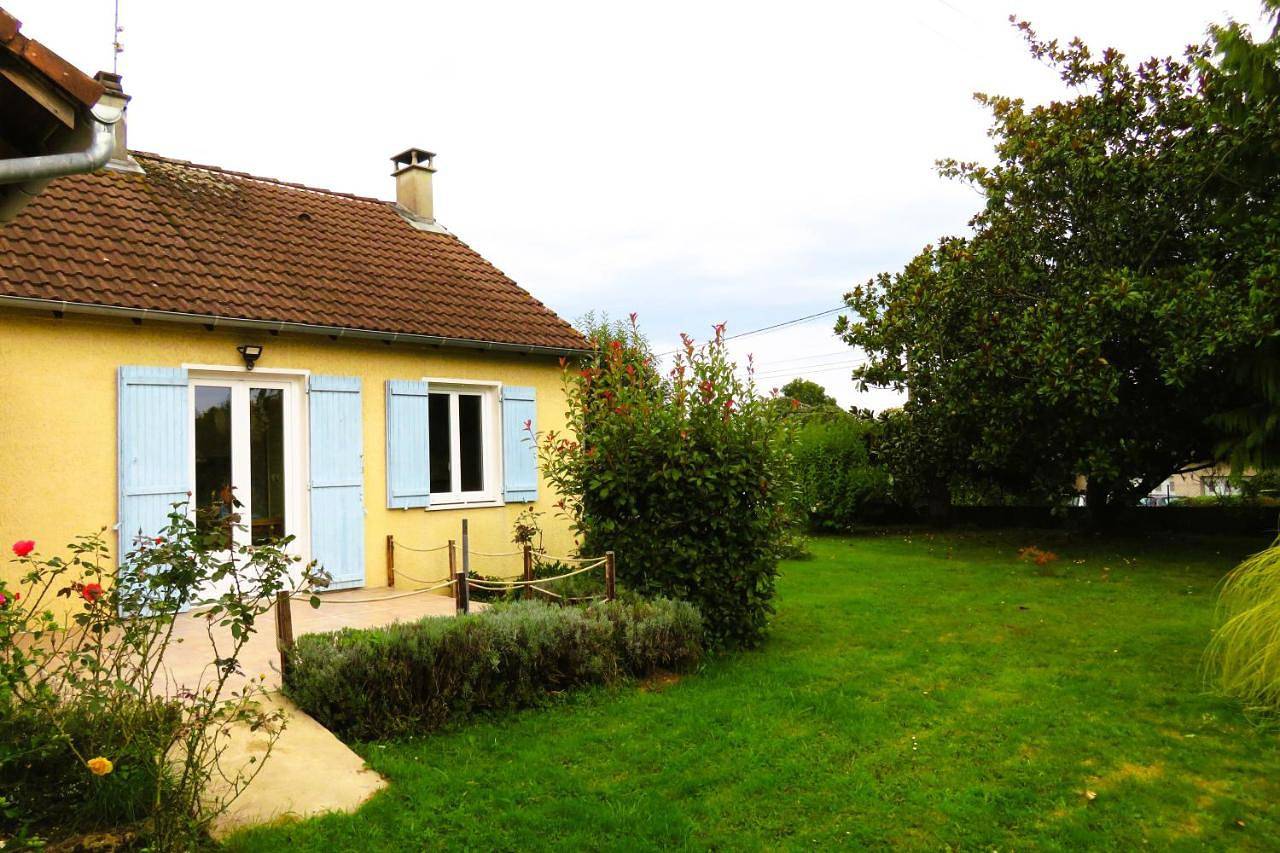 Three-Bedroom House in Azerables, Région de Guéret