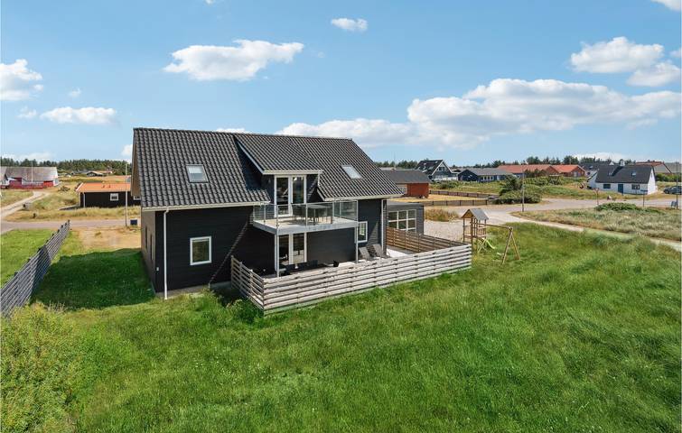 Feriehus for 10 personer, Terrasse og Jacuzzi i tillegg til Hage og Badebasseng i Vorupør