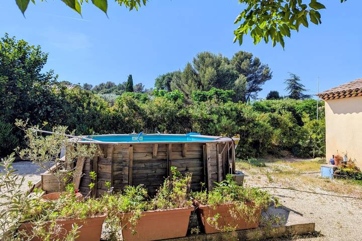 Location de vacances pour 10 personnes, avec terrasse ainsi que piscine et jardin, animaux acceptés à Le Pradet