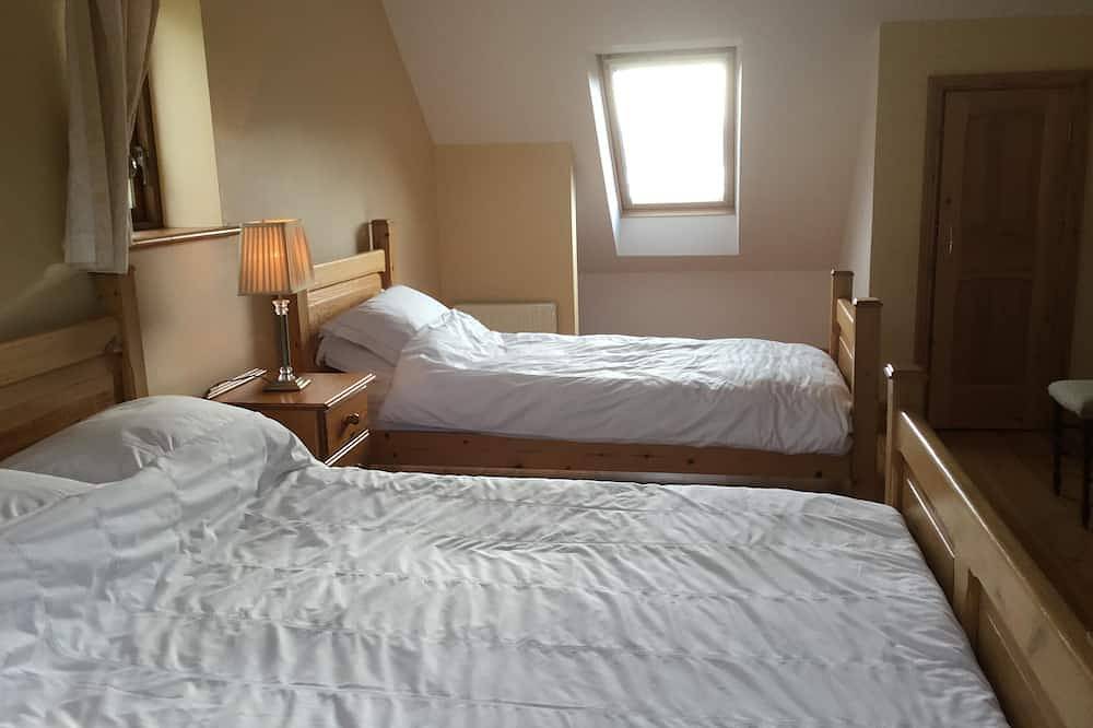 Pallas Lodge, Beara Peninsula, met uitzicht op Ardgroom Harbor en Kerry bergen in County Cork