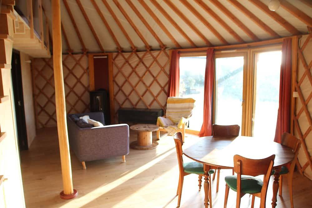 Comfortable yurt on the edge of the valley. in Argentonnay, Deux-Sèvres