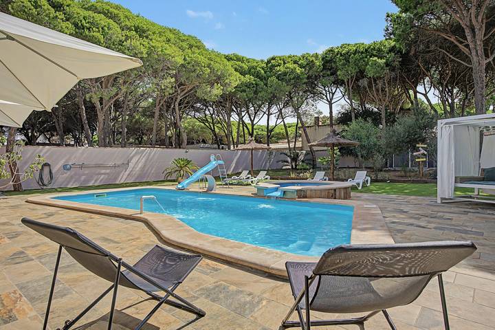 Ferienhaus 'Villa Brasilia' mit privatem Pool, WLAN und Klimaanlage in Playa La Barrosa, Chiclana de la Frontera