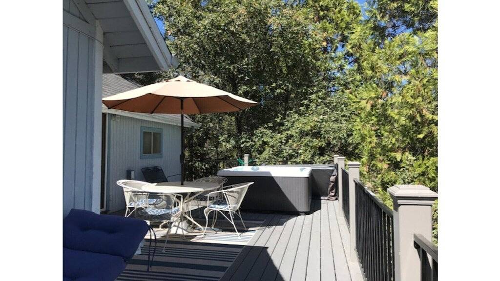 Nahe Yosemite: Bass Lake Cabin mit Whirlpool und Seeblick in Bass Lake