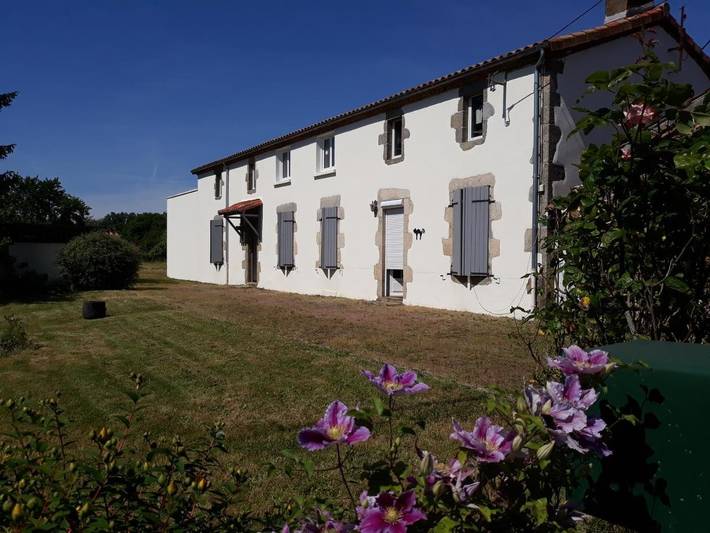 Gîte pour 2 personnes, avec piscine et terrasse ainsi que vue et jardin à La Petite-Boissière