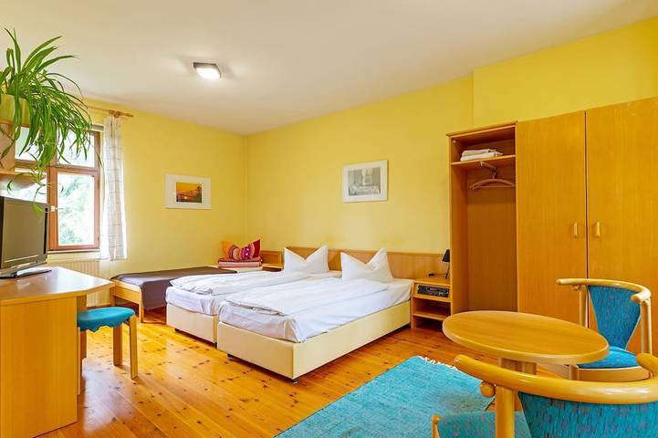 Dreibettzimmer  mit Etagenbad 1 - Jugendgästehaus in Cottbus, Lausitz